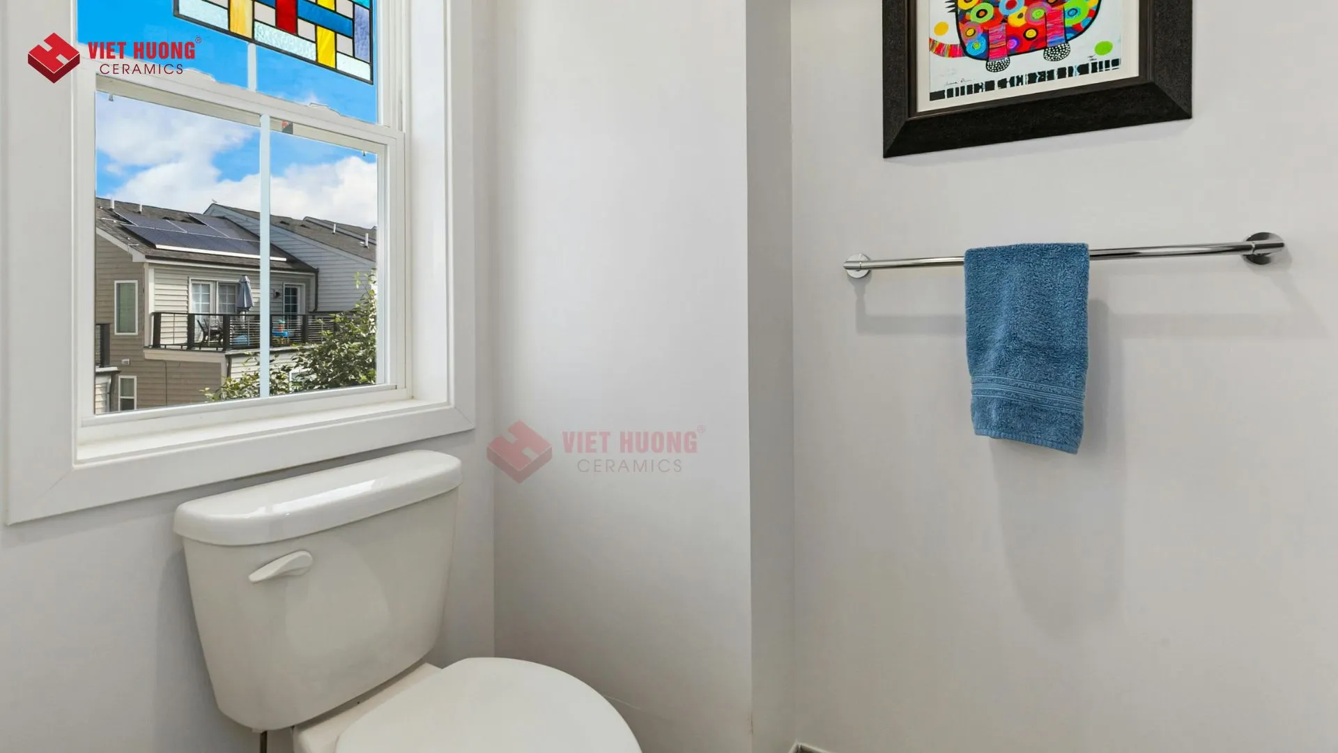 Mẫu nhà vệ sinh có cửa sổ kính lấy sáng