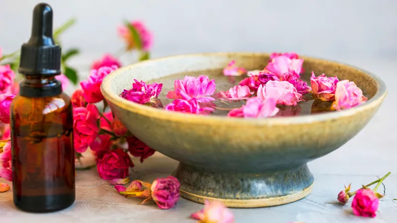 Phương pháp sử dụng tinh dầu để làm nước hoa hồng tại nhà