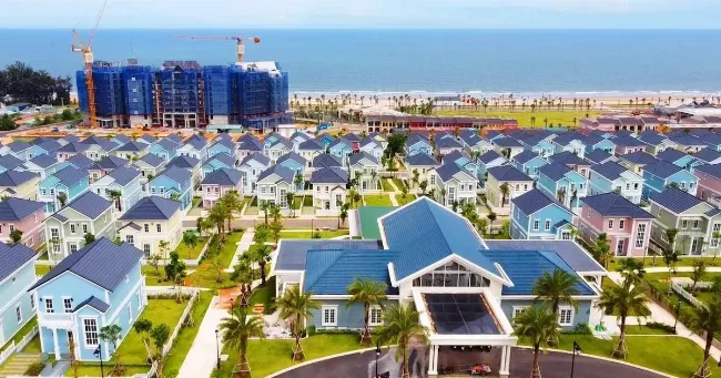 Một gia đình đang tận hưởng kỳ nghỉ dưỡng hạnh phúc tại biệt thự ven biển thuộc dự án Novaworld Phan Thiết.