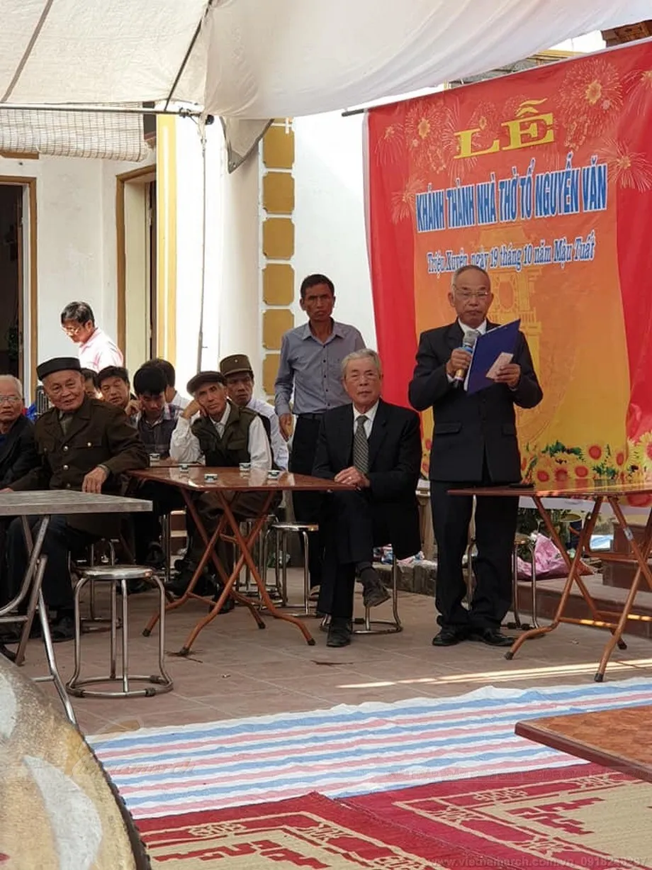 Kiến trúc nhà thờ họ hai tầng với mái cong đặc trưng