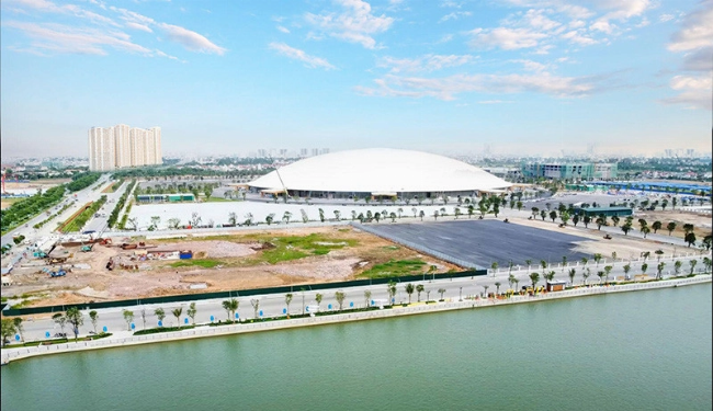 Khu shophouse Eurowindow River Park hoạt động sầm uất với nhiều cửa hàng, quán cà phê và siêu thị.