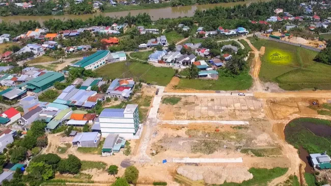 Chuyên viên địa chính đang giải thích thông tin trên sổ đỏ về đất quy hoạch ODT là gì cho người dân