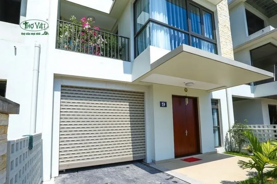 Mẫu nhà hiện đại có cửa cuốn