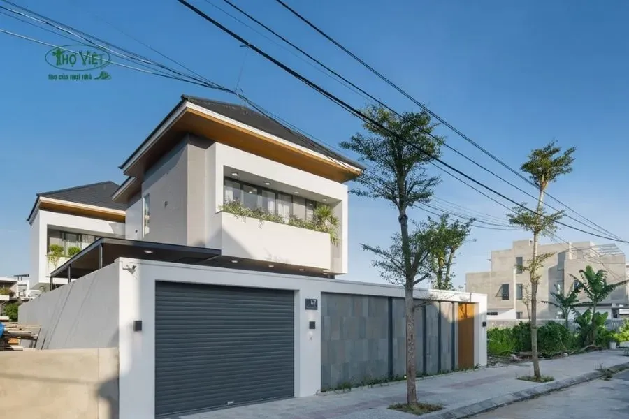 Mẫu nhà mái Nhật có cửa cuốn