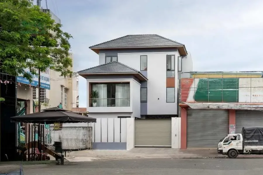 Mẫu nhà mái Nhật có cửa cuốn