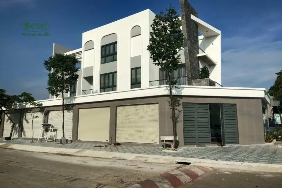 Mẫu nhà phố có cửa cuốn