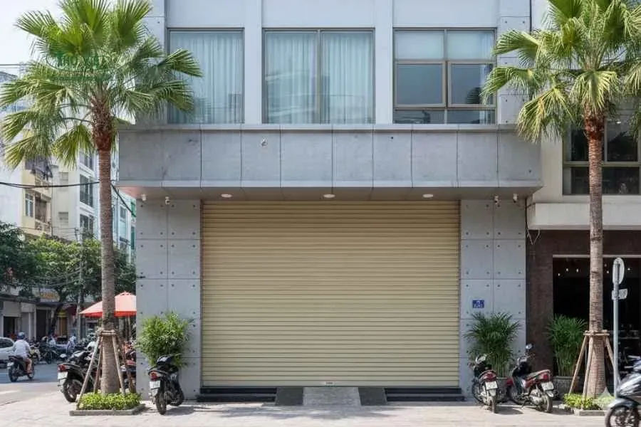 Mẫu nhà văn phòng có cửa cuốn