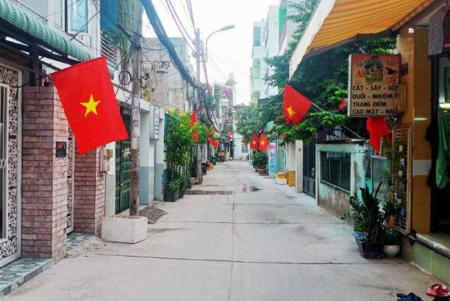 Hình ảnh thực tế một cột mốc lộ giới bằng bê tông được cắm trên vỉa hè một con đường tại Việt Nam