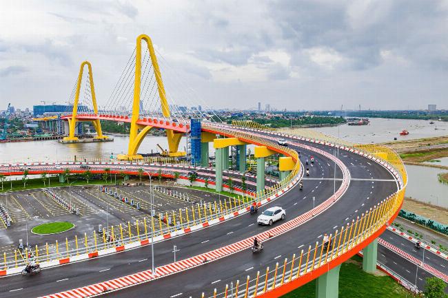 Nhà đầu tư bất động sản đang nghiên cứu bản đồ quy hoạch khu đô thị để tìm kiếm cơ hội