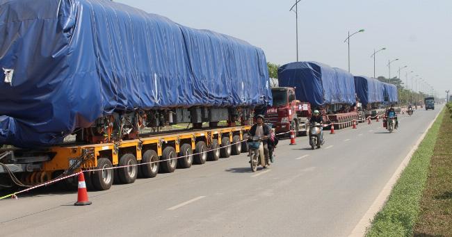 Hình ảnh đoàn tàu điện Cát Linh - Hà Đông hiện đại đang di chuyển trên đường ray trên cao tại Hà Nội.