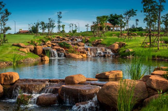 Dãy shophouse Florida sầm uất tại Novaworld Phan Thiết đã hoàn thiện và đi vào vận hành, thể hiện tiến độ thực tế.