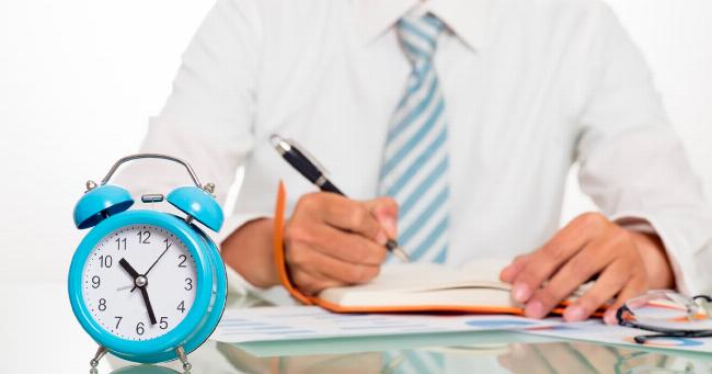 Công trường xây dựng của một dự án bất động sản lớn với cần cẩu và công nhân đang làm việc, nhấn mạnh tầm quan trọng của tiến độ thi công