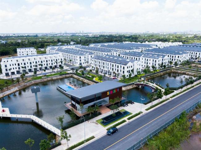 Hình ảnh hồ bơi và khu vực tiện ích trung tâm tại Sim City Quận 9, thể hiện phong cách sống hiện đại và gần gũi thiên nhiên