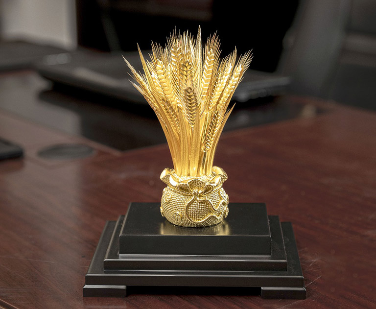 Hũ lúa Thần Tài với ý nghĩa cầu chúc tài lộc sinh sôi, làm ăn phát đạt